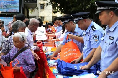洲瑞鎮(zhèn)最大工廠門口聚集民警引發(fā)關(guān)注，工人圍觀健身休閑活動(dòng)